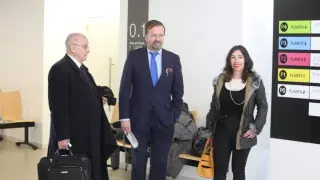 Los abogados Luis Marín (acusación particular), José Luis Vivas (defensa) y María Gabasa (defensa) habían acudido este jueves al sorteo de la preselección del jurado.
