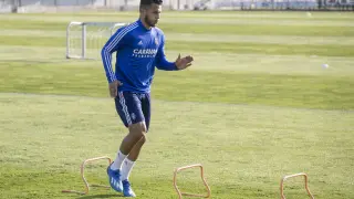 Luis Suárez salta pequeñas vallas durante el entrenamiento del Real Zaragoza para fortalecer su tobillo dañado.
