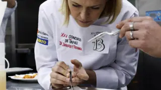 Susana Casanova, de La Clandestina, durante la preparación de una tapa en el concurso celebrado en Zaragoza