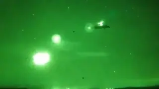 Un helicóptero Tigre dispara de noche en el campo de maniobras de San Gregorio.