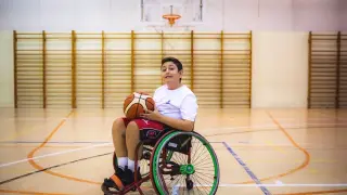 Sergio Valdivia en la cancha de baloncesto.