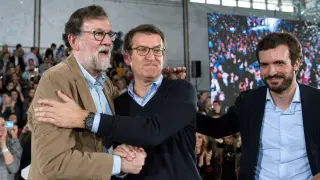 Rajoy, junto a Ñuñez Feijoo y Casado, este domingo en Orense.