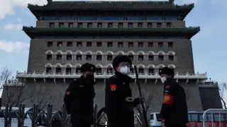 Tres miembros de seguridad con mascarillas este domingo en Pekín.