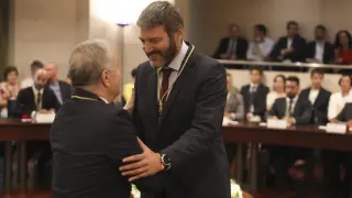 Gerardo Oliván (PP) saluda al presidente de la Diputación de Huesca, Miguel Gracia (PSOE) en el pleno de constitución