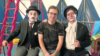 El director Germán Roda, flanqueado por los actores Alberto Castrillo-Ferrer (Chaplin) y Pepe Viyuela (Marcelino)