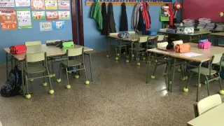 Las pelotas de tenis ya protegen las sillas del colegio Eugenio López y López.