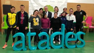 Los atletas Isabel Macías y Carlos Berlanga, junto con Jesús Soto (presidente de Atades), Beatriz Giménez (Fundraising Atades) y alumnos