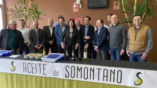 Presentación de los aceites del Somontano con oleiculturos, comercializadores y autoridades comarcales.