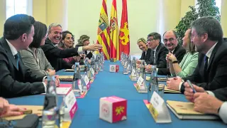 El alcalde Azcón y el presidente Lambán presidieron ayer la primera reunión del consejo bilateral de capitalidad.