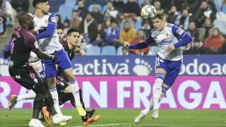 Guti marca de cabeza, tras una falta sacada por Soro, el 1-0 ante el Sporting de Gijón.