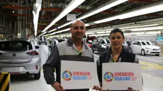 Trabajadores de PSA Figueruelas con el lema de Naciones Unidas en 2020 'Generación Igualdad' que han hecho suyas.