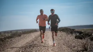 Toni Abadía y Carlos Mayo corriendo durante su preparación en Bronchales, Teruel.