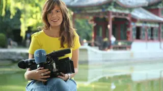 Mavi Doñate sujeta una cámara y un micro de RTVE.