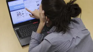 Una joven trabajando con su portátil.