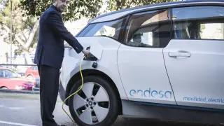 Ignacio Montaner, director general de Endesa, carga un vehículo eléctrico, en las instalaciones de la compañía.
