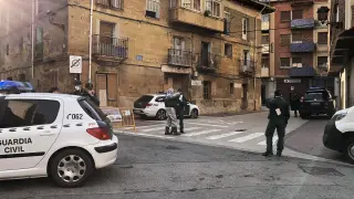 gentes de la Guardia Civil se han desplegado en la localidad de Haro (La Rioja), en la que han notificado el aislamiento a los vecinos de la localidad, que acudieron hace dos semanas a un funeral en Vitoria