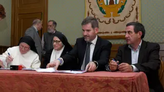 Representantes de las monjas carmelitas, del Ayuntamiento y de la Rey Ardid firman el acuerdo para construir una residencia de la tercera edad.