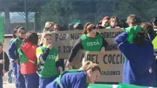 Trabajadoras, en la concentración de protesta hoy, a las puertas de la fábrica.