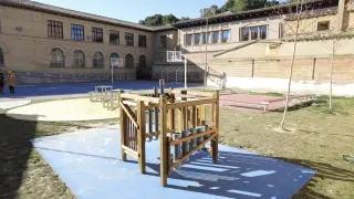 El colegio El Parque ha instalado nuevos juegos inclusivos en los patios de recreo.