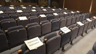 Los asientos del centro cultural de Ibercaja marcan las distancia entre espectadores.