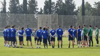 Víctor Fernández charla con los jugadores, en la mañana de este jueves, antes del entrenamiento que precedió a la suspensión de los dos próximos partidos de liga.
