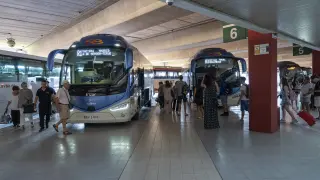 Llegada de un autobús procedente de Madrid a la estación de autobuses de Teruel.