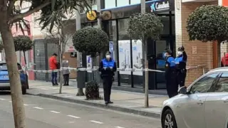 Los agentes acordonaron la sucursal de Caixabank, en la avenida de Zaragoza de Utebo.