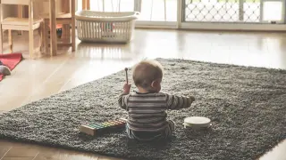 Un bebé jugando en casa