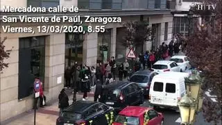 Puerta del Mercadona de San Vicente de Paúl, Zaragoza, 08.55. Decenas de personas hacían fila este viernes a las puertas de este supermercado a la espera de su apertura, a las 09.00, para poder hacer sus compras.