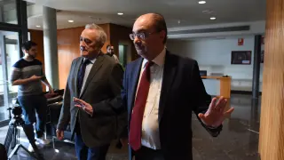 El presidente aragonés, Javier Lambán, y el de las Cortes, Javier Sada, a su llegada a la reunión con los portavoces parlamentarios, este viernes.