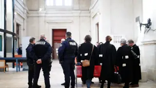 Policías y los abogados asisten a la apertura del juicio contra el cirujano francés Le Scouarnec.