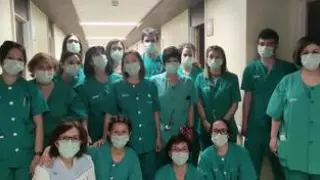 Los trabajadores de la UCI del Hospital Clínco Lozano Blesa han grabado un vídeo en muestra de agradecimiento a las cientos de personas que este sábado reconocieron, en forma de aplauso, su trabajo.
