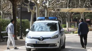 Una coche de la Policía Local de Huesca patrullaba en el parque Miguel Servet y mandaba a los viandantes a casa.