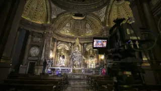 La basílica del Pilar se convirtió este domingo en un improvisado plató de televisión.