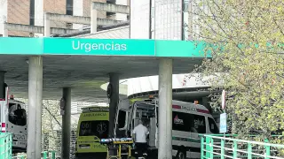 Varias ambulancias, en la entrada del hospital Clínico de Zaragoza.
