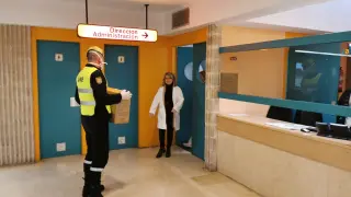 Un miembro de la UME entrega las mascarillas a una responsable del Hospital de Calatayud.