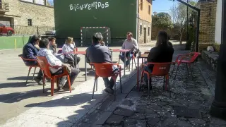 Reunión de alcaldes de la Valdonsella para tratar la crisis del coronavirus en la pista deportiva de Urriés.