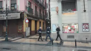 Unos trabajadores trasladan un vidrio por la calle Don Jaime.