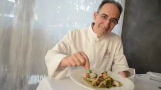 Ángel Conde, chef del restaurante El Chalet, con su receta con alcachofas.