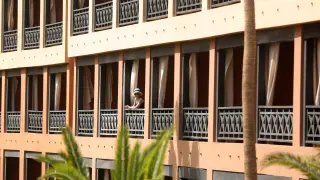 Una turista se asoma a un balcón de un hotel en cuarentena