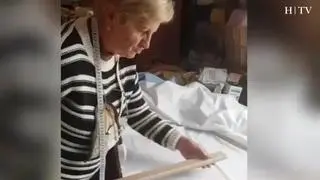 María Luz Rotellar ha decidido emplear su maña en la costura para confeccionar mascarillas de algodón caseras que ha donado al centro de salud de su localidad. Su hija le ha grabado haciendo un tutorial y el vídeo se ha hecho viral