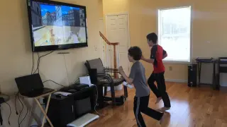 Pedro y Jorge, sin cole, practicando ejercicio con la Wii.