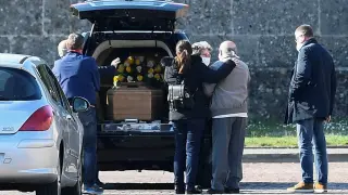 Familiares de un fallecido por coronavirus, a su llegada al cementerio de Bérgamo.