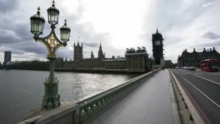 Aspecto del puente de Westminster vacío este viernes en Londres.