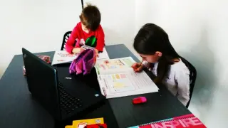 Los hijos de Nuria hacen los deberes por la mañana.