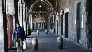 Un hombre camina por una calle del centro de la ciudad italiana de Génova.