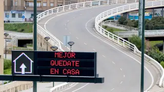 Vista de una carretera de Zaragoza este viernes con un aviso para evitar desplazamientos.
