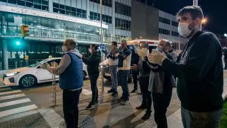Los taxistas de Zaragoza hacen su particular homenaje a los sanitarios