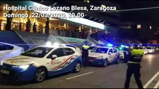 Decenas de taxistas y de agentes de la Policía Local de Zaragoza acudieron este domingo a las 20.00 a las puertas del Hospital Clínico Lozano Blesa para rendir un homenaje en forma de aplauso a los médicos, sanitarios y personal del hospital que lucha en primera línea contra el coronavirus.