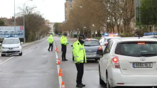 La Policía Local y la Policía Nacional se turnan para realizar controles en los accesos y salidas de Huesca.